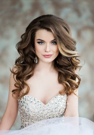 Корсет свадебного платья обшитый больими кристаллами