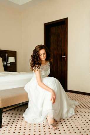 Нежный нюдовый макияж и шикарные локоны.