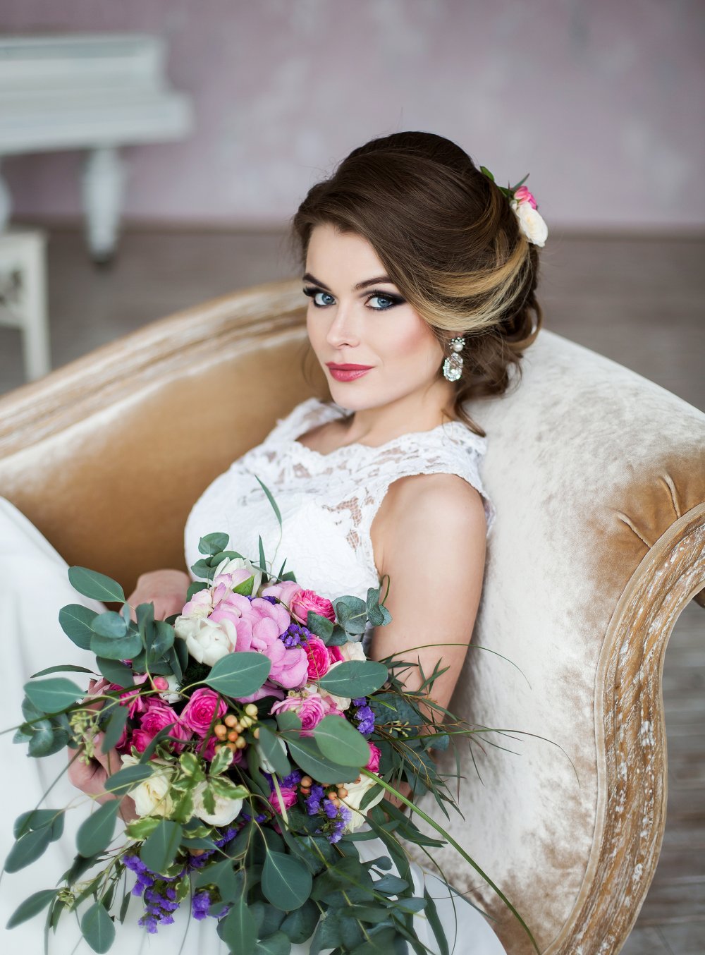 Шикарный свадебный образ, собранная прическа в низкий пучок с использованием накладных прядей.