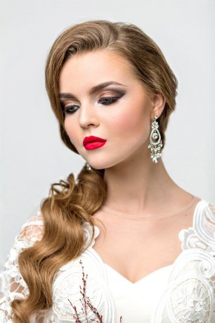 Свадебный образ с роковыми красными губами, с элементами ретро