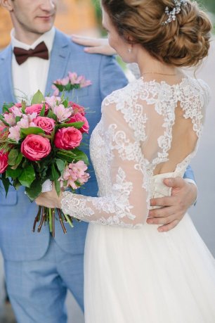 Небрежный пучок и красивое платье