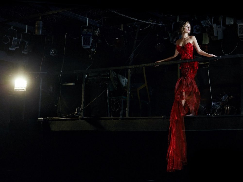 Макияж, причека, образ Назарова Анна. Фото www.bybelousov.ru
На фото актриса Юлия Мельникова