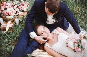 Невеста и жених на прогулке