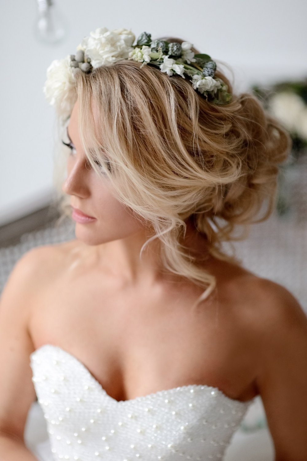 5 модных тенденций свадебных причесок 2023 на волосы средней длины с фото-идеями