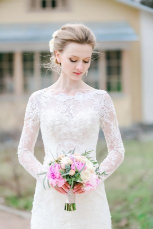 Букет невесты с пышными цветами в розовом цвете