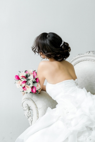 Низкий пучок из локонов на волосы не ниже плеч