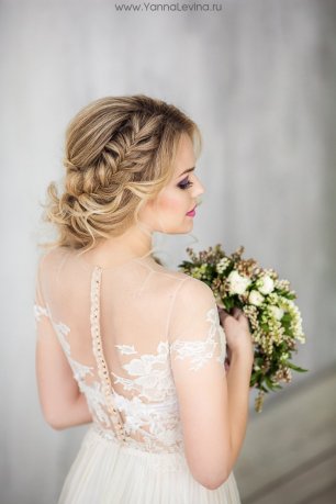 Прическа с элементом плетения