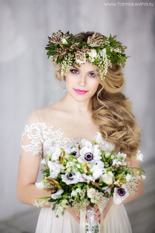 Прическа собранная на бок