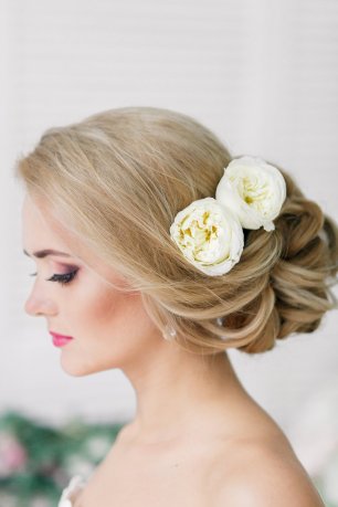 Свадебная прическа: пучок из локонов с цветами