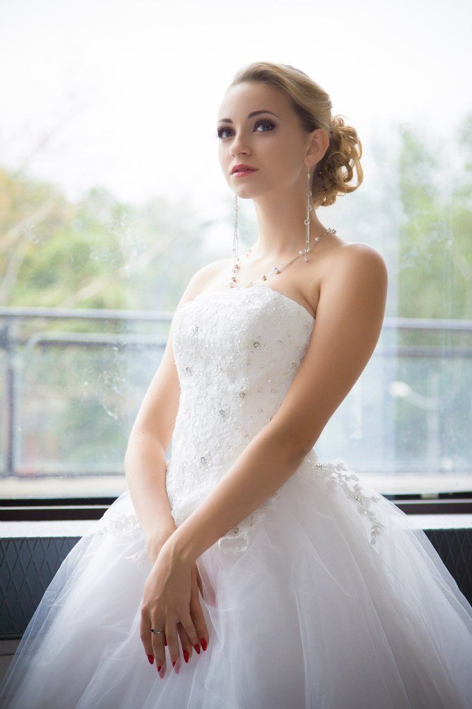 Макияж с накладными ресницами и прическа невесты