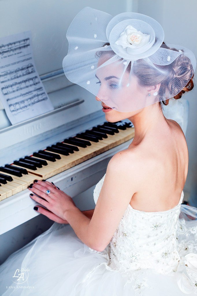 Невеста в шляпке, прическа и макияж