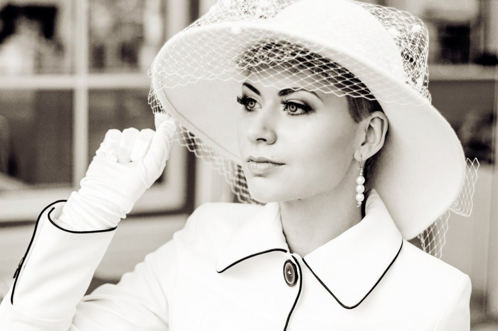 Актриса Анна Куркова для съемки свадебной коллекции шляп