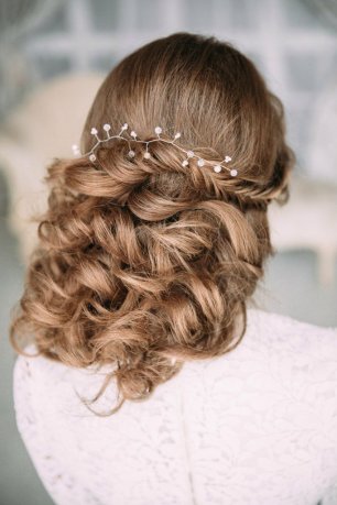 Прическа невесты с небольшим украшением