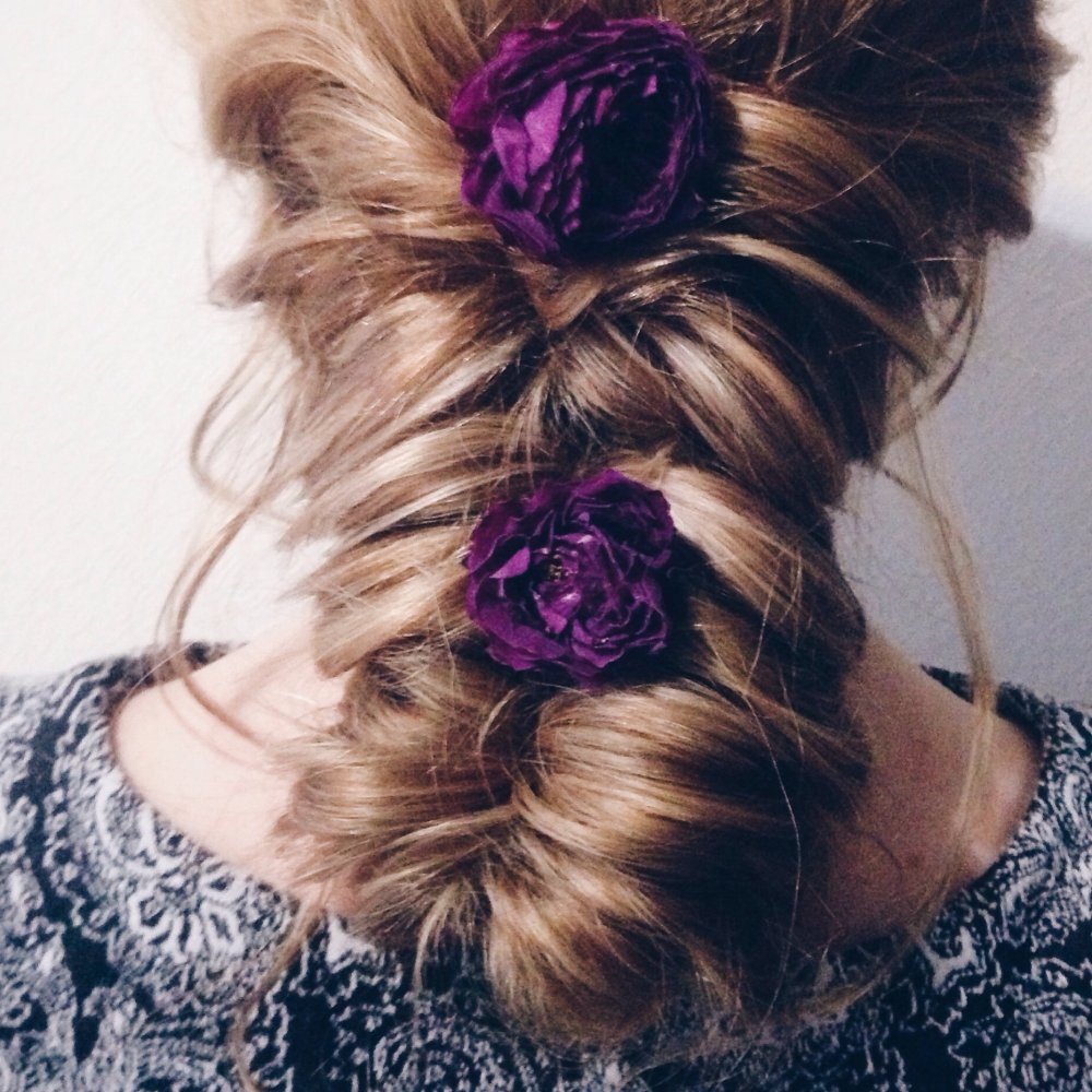 Низко собранные волосы с легкой небрежностью