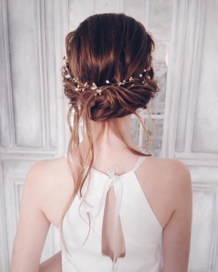 Нежная, женственная прическа для невесты