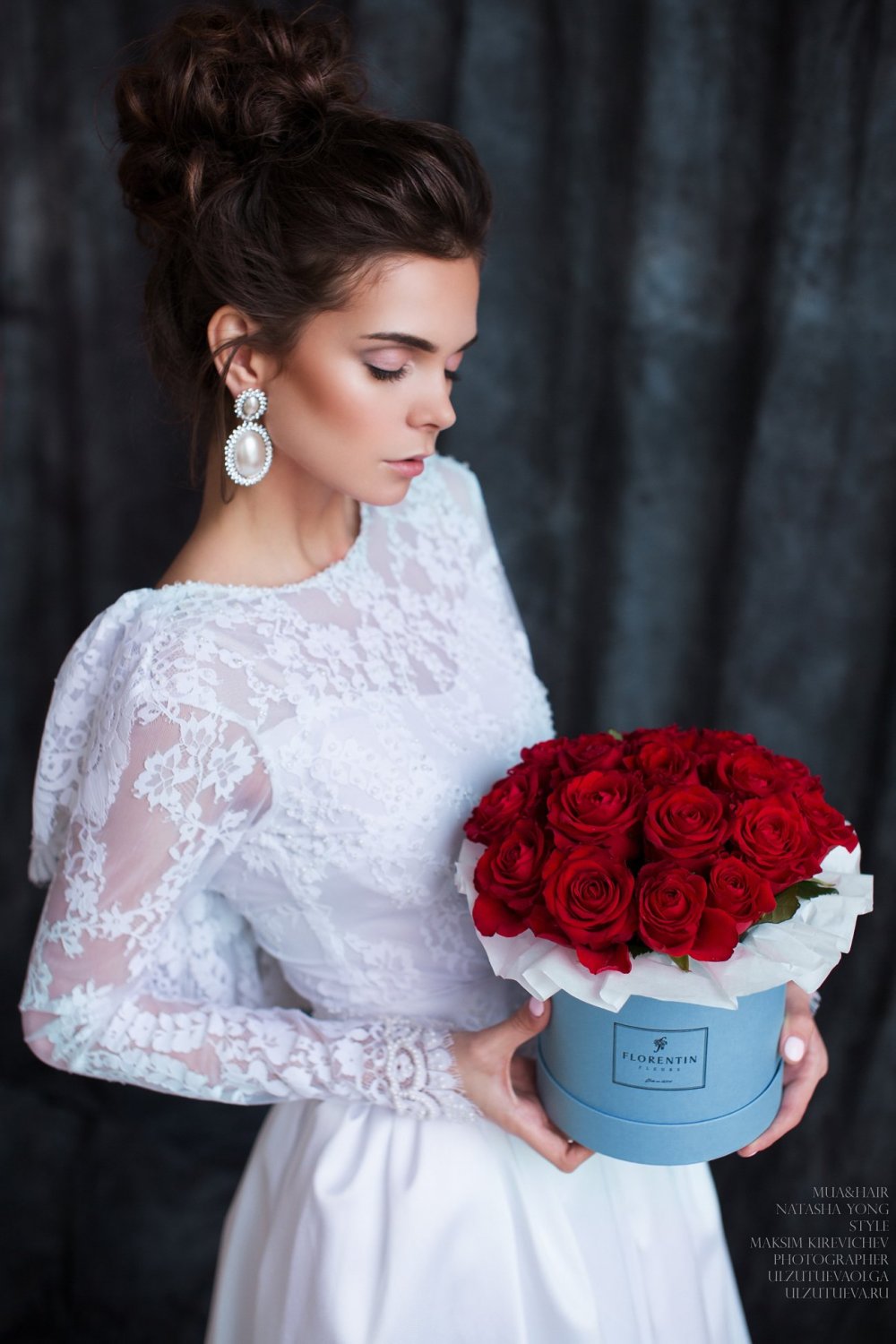 Сияющий макияж и высокий воздушный пучок