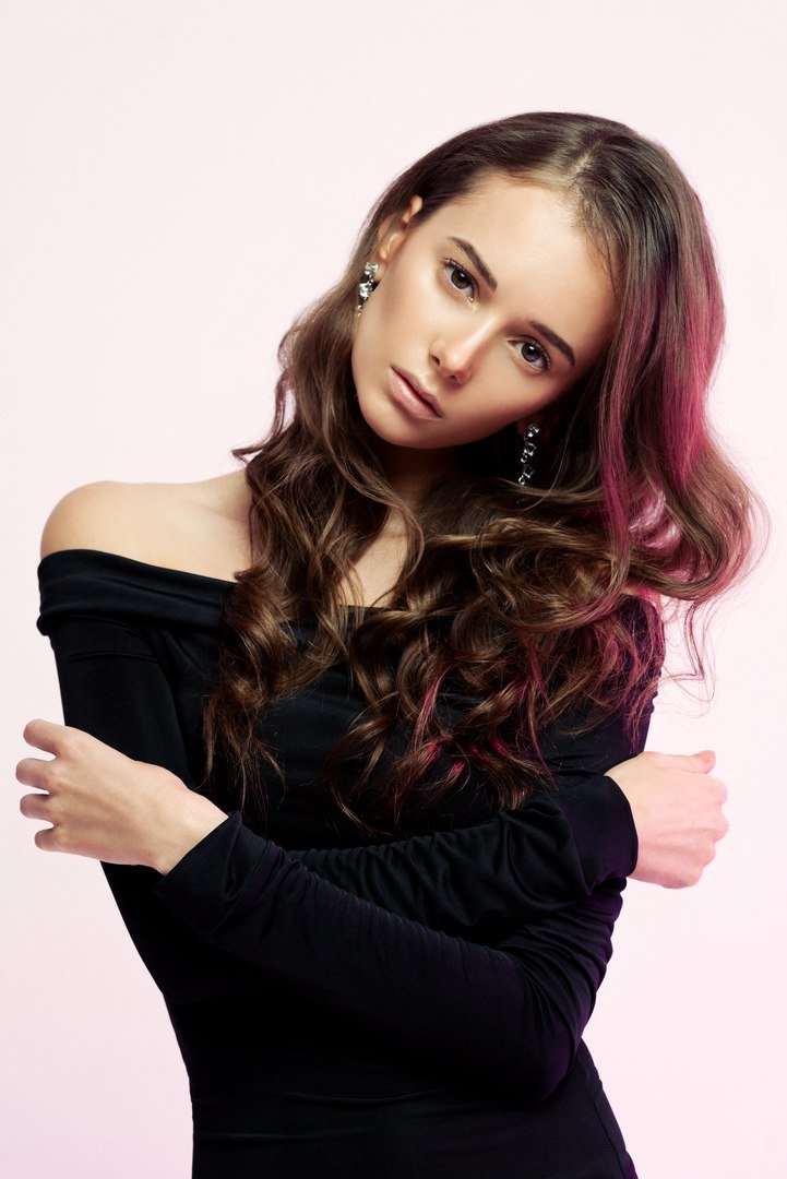 Легкие пляжные локоны и нюдовый свежий макияж