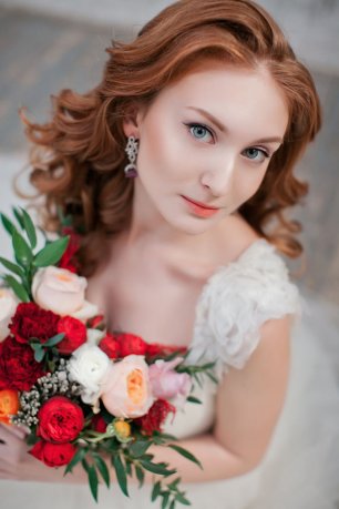 Букет с красными пионами