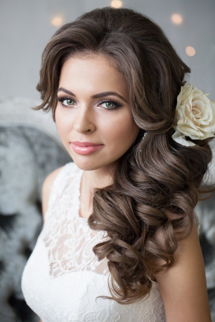 Асимметричная свадебная прическа с цветами