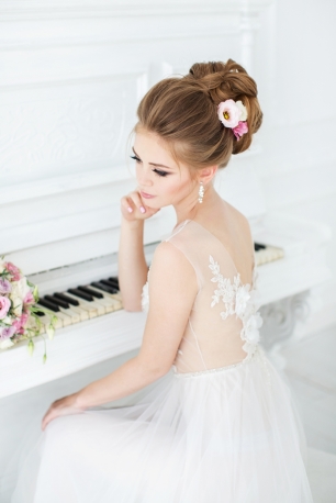 Собранная свадебная прическа с живыми цветами