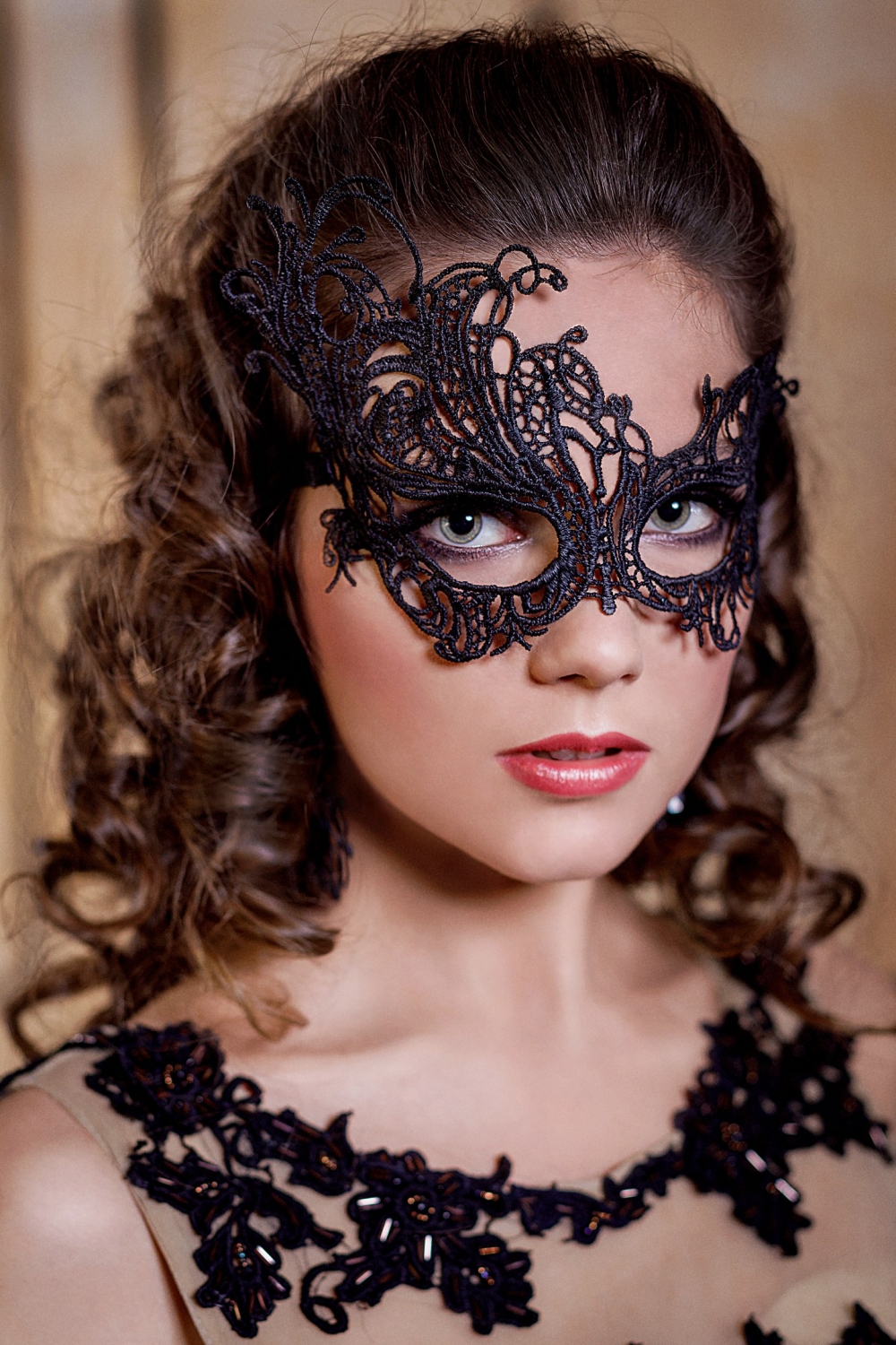 Карнавальная маска - роскошный аксессуар для праздника