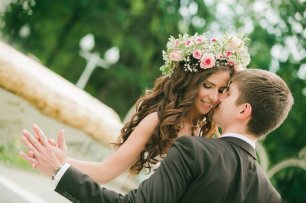 Летний образ невесты. Венок из живых цветов в прическе