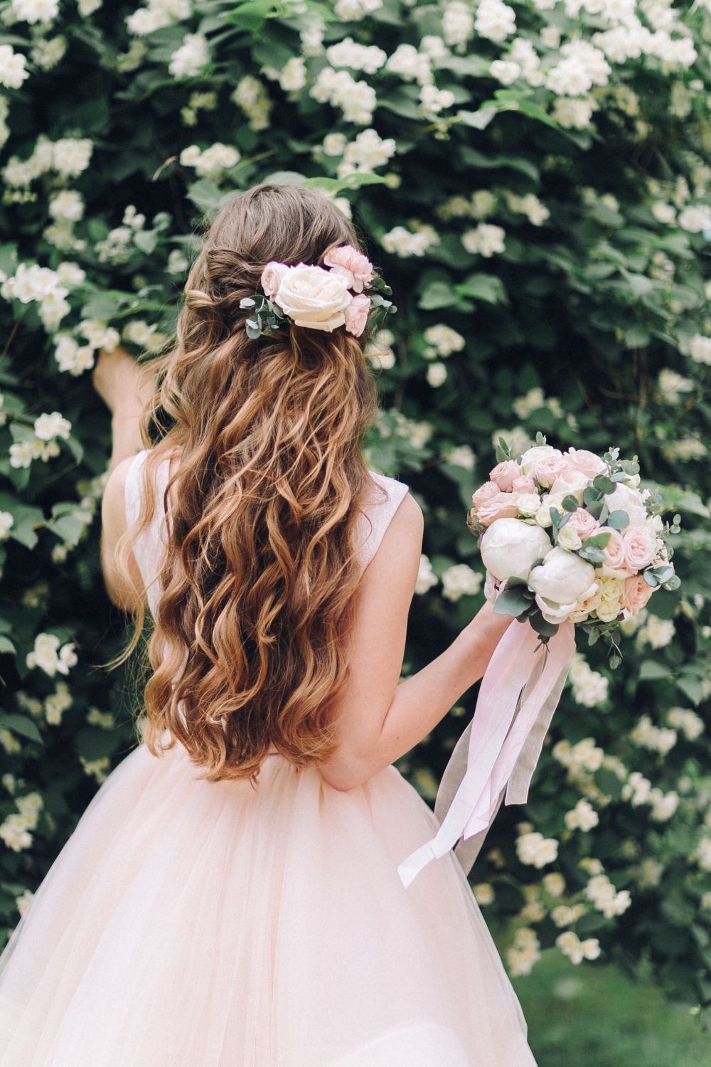 Свадебные прически с венком: виды, типы, применение по длине волос и стилю
