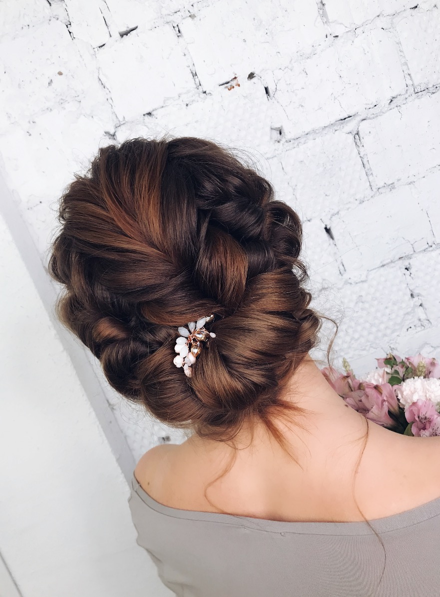 Добавим немного небрежности в пучок и сделаем образ более воздушным