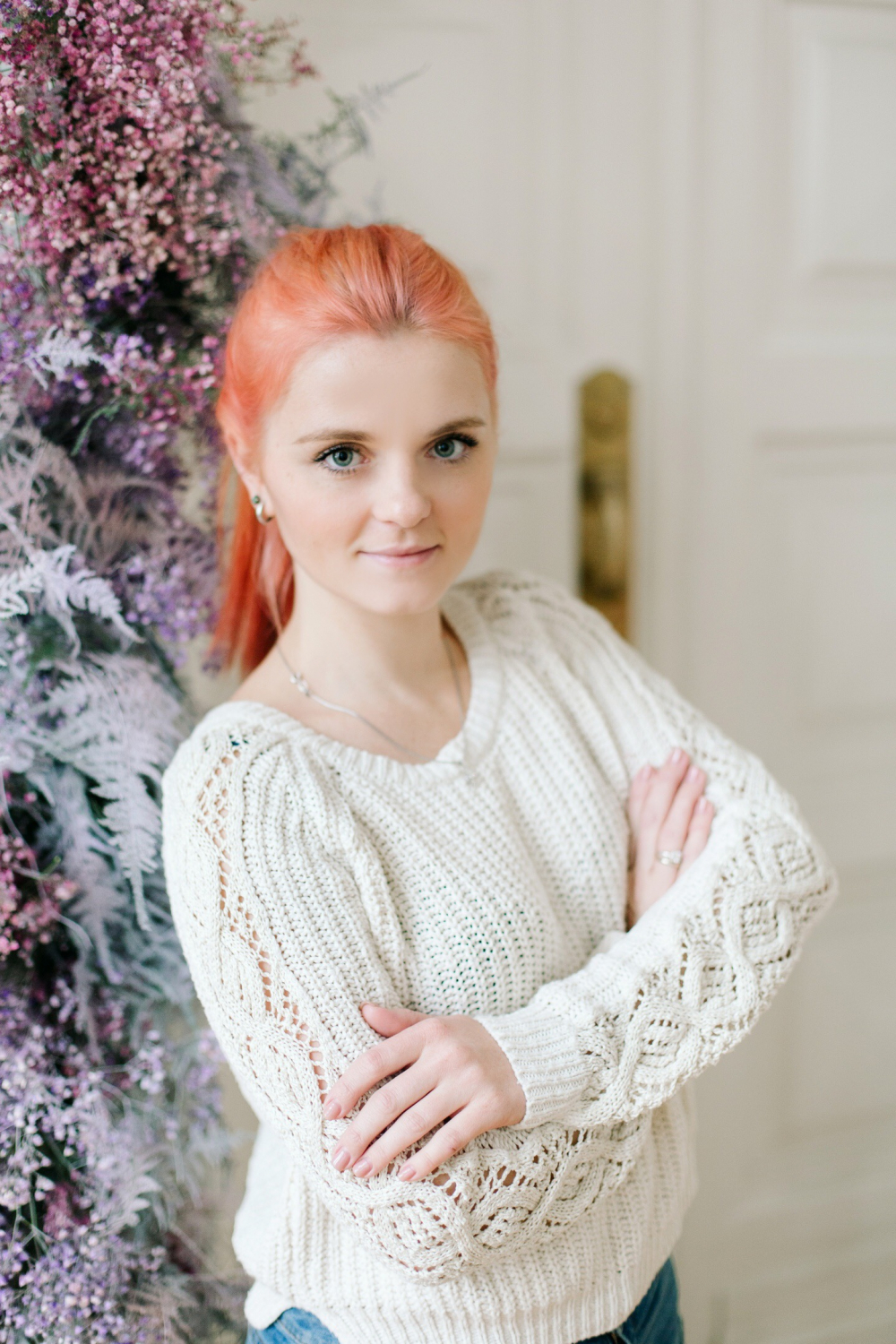 Меня зовут Ася и я буду рада стать вашим свадебным стилистом)