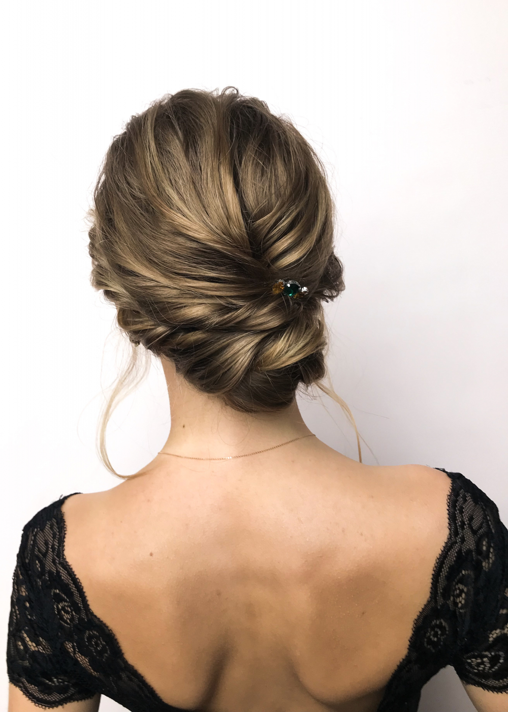 Лаконичные пучки,отличный выбор для невест в волосами по плечи и чуть ниже .