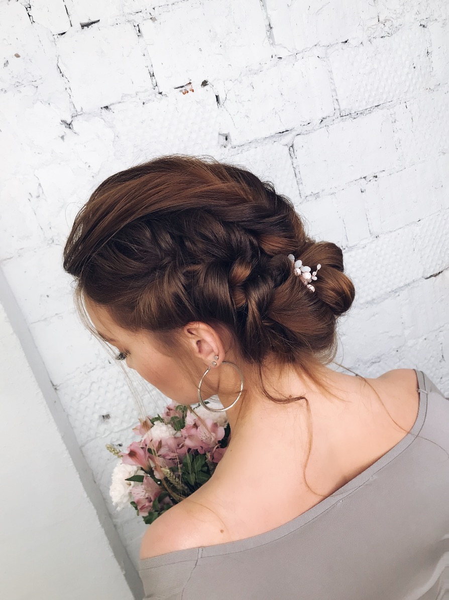 Маленькие сияющие украшения в прическе всегда придают изюминку вашему образу 