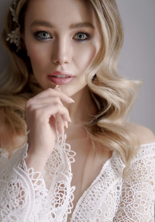 свадебные прически для длинных волос, мягкие локоны, стилист KHVANACO