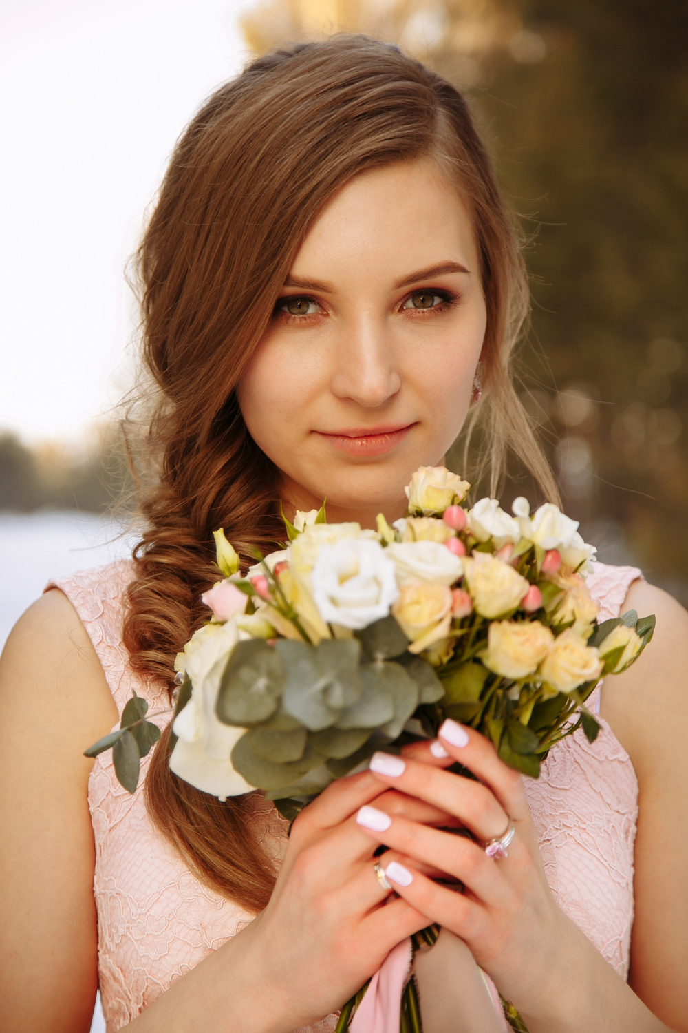 Легкий образ, подчеркивающий юность невесты.