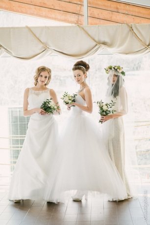 Модели в образе невест