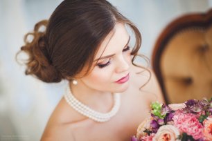 Классический образ невесты с ассиметричной прической