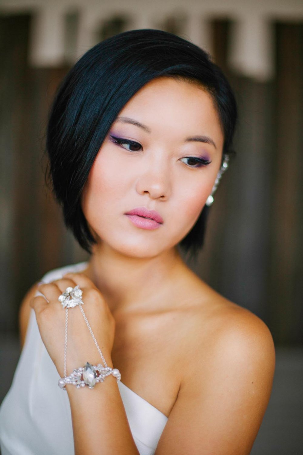 Макияж для азиатского типа внешности с фиолетовыми цветовыми акцентами