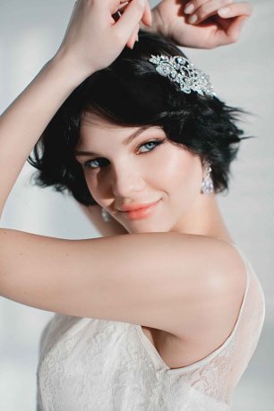 Нежный образ для невесты с короткой стрижкой