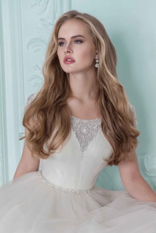 Нежный образ невесты с легкими локонами