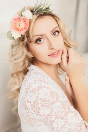 Нежный образ невесты с венком из живых цветов