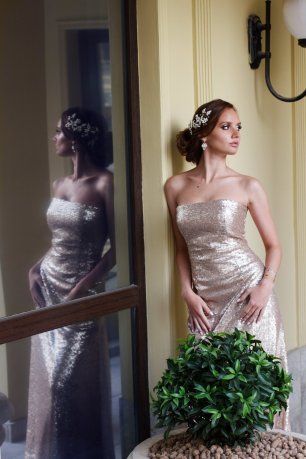 Низкий пучок с украшением ручной работы