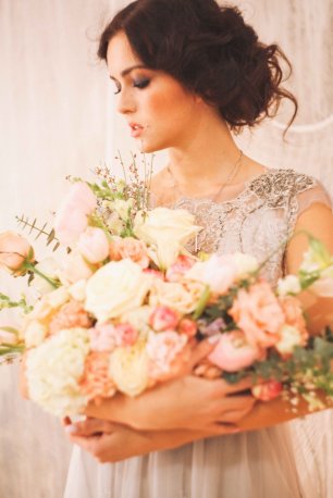 Яркий макияж невесты и небрежная прическа