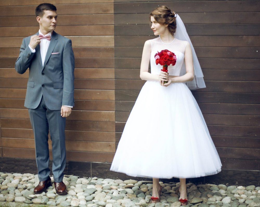 Красные туфли под свадебное платье