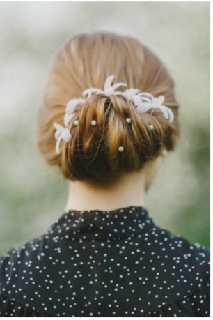 Элегантная прическа с деталями и украшениями