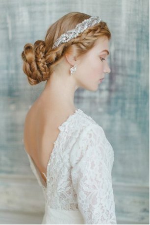 Красивый пучок для зимней невесты