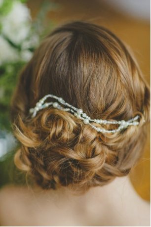 Прическа с жемчужным украшением