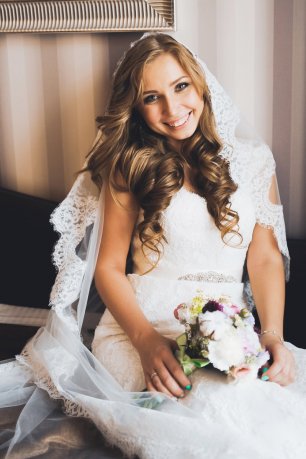 Невеста в кружевной фате