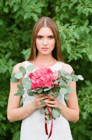 Очаровательный букет с маленькими розочками и зелеными ветками эвкалипта