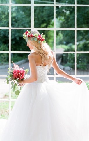 Цветочные элементы в женственном образе невесты