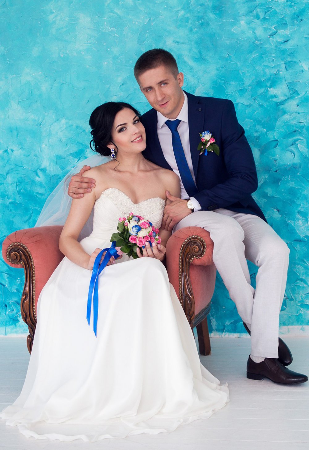 Визажист-стилист: Алена Харченко https://vk.com/kharchenko_alyona
Фотограф: Светлана Валерьевна https://vk.com/weddinglovekrd
Невеста: Екатерина