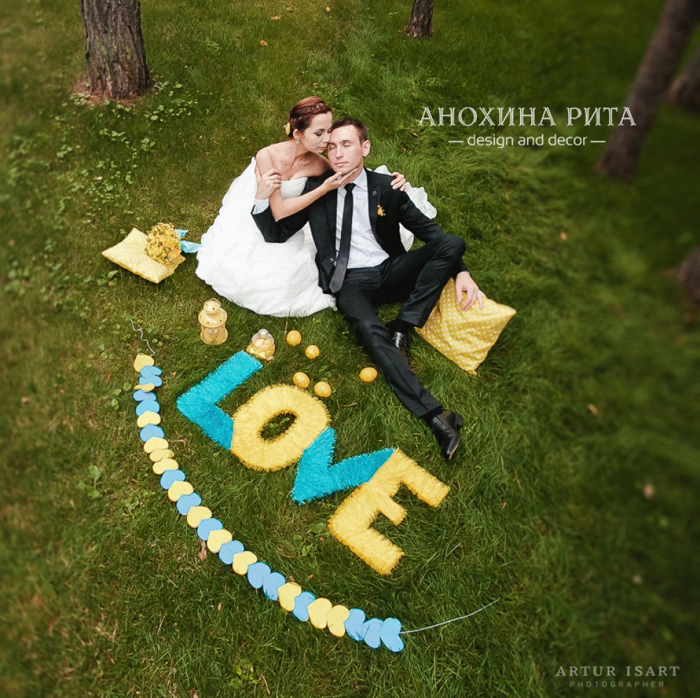 Изготовление аксессуаров для фотосессии: гирлянда, объемные буквы, подушечки, декоративные элементы в цвет свадьбы.